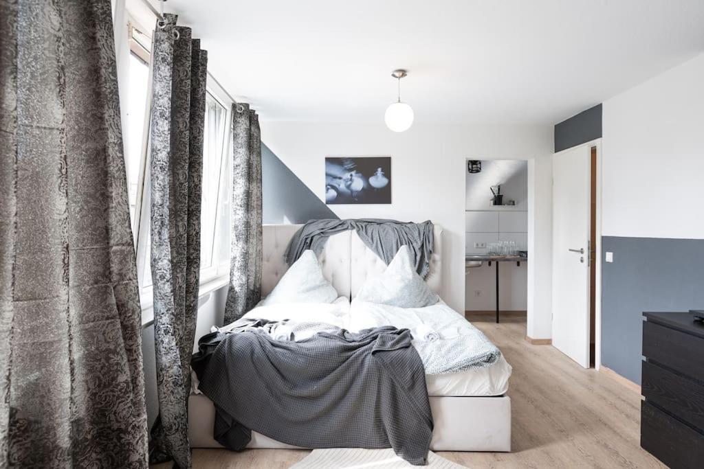 - Nice New York Apartment In The Heart Of Duisburg - Betten & Sofa - 5 Mins Central Station Hbf - Big Tv & Wifi - מראה חיצוני תמונה