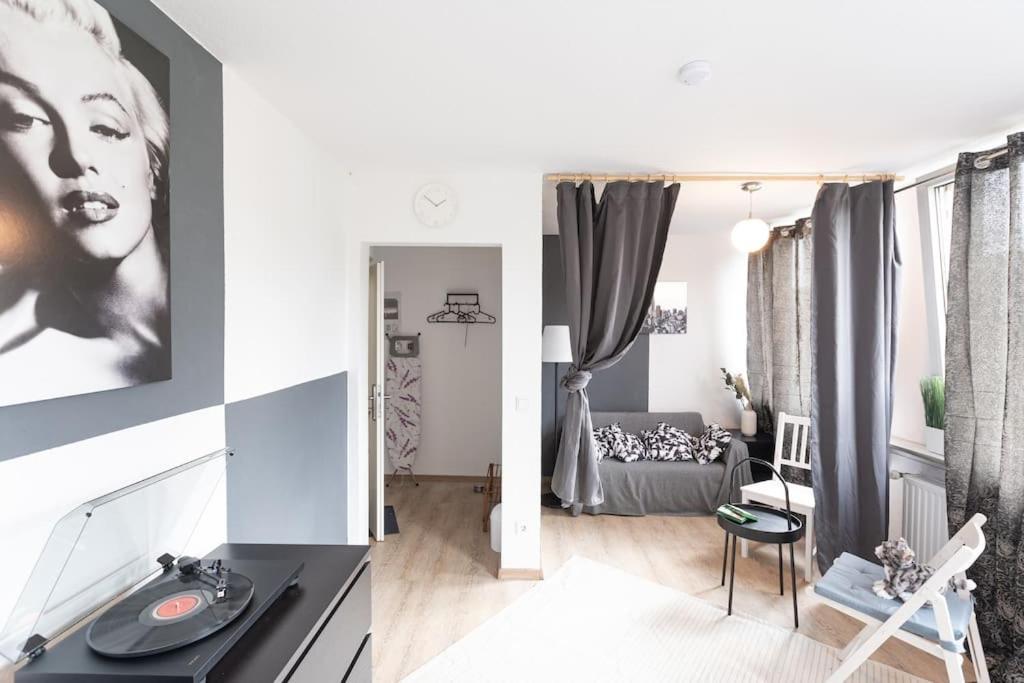 - Nice New York Apartment In The Heart Of Duisburg - Betten & Sofa - 5 Mins Central Station Hbf - Big Tv & Wifi - מראה חיצוני תמונה