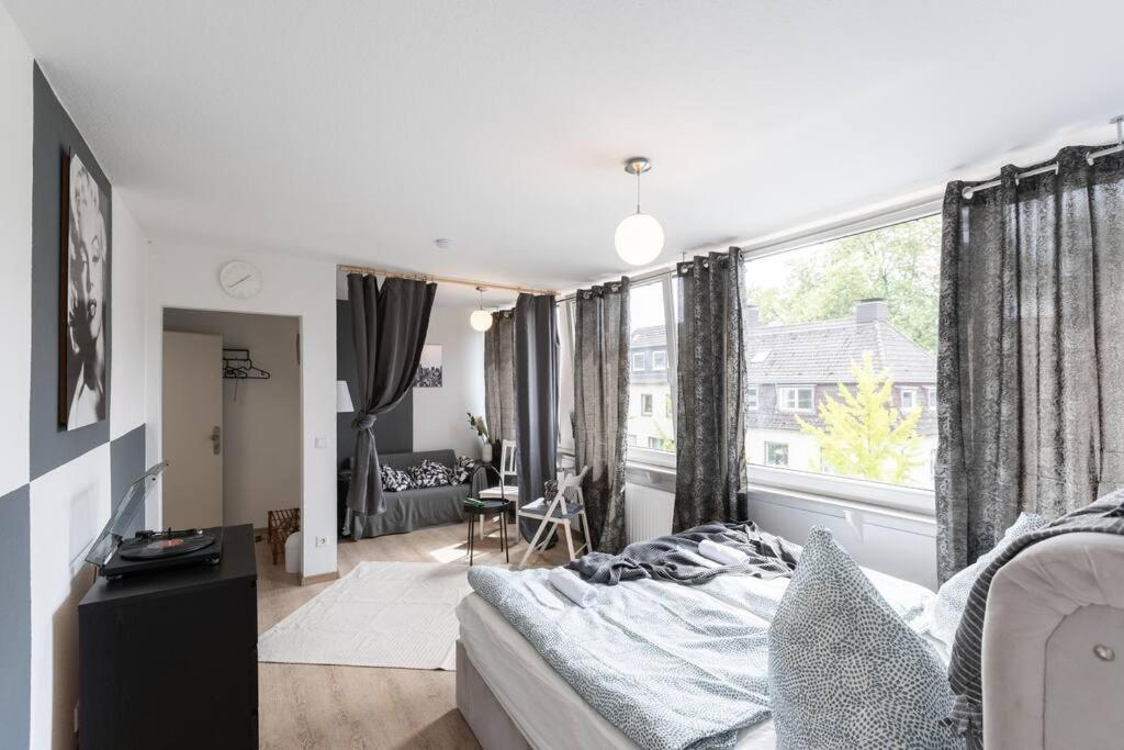 - Nice New York Apartment In The Heart Of Duisburg - Betten & Sofa - 5 Mins Central Station Hbf - Big Tv & Wifi - מראה חיצוני תמונה