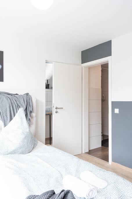 - Nice New York Apartment In The Heart Of Duisburg - Betten & Sofa - 5 Mins Central Station Hbf - Big Tv & Wifi - מראה חיצוני תמונה