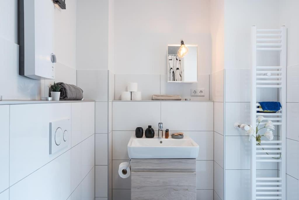 - Nice New York Apartment In The Heart Of Duisburg - Betten & Sofa - 5 Mins Central Station Hbf - Big Tv & Wifi - מראה חיצוני תמונה