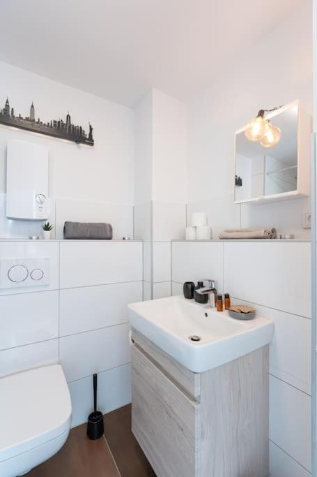 - Nice New York Apartment In The Heart Of Duisburg - Betten & Sofa - 5 Mins Central Station Hbf - Big Tv & Wifi - מראה חיצוני תמונה