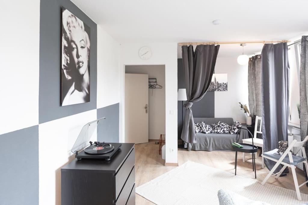 - Nice New York Apartment In The Heart Of Duisburg - Betten & Sofa - 5 Mins Central Station Hbf - Big Tv & Wifi - מראה חיצוני תמונה